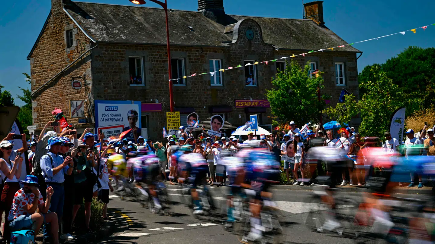 Farten og niveauet har aldrig været højere i cykelsporten, og det har fået mange seere til at undre sig.