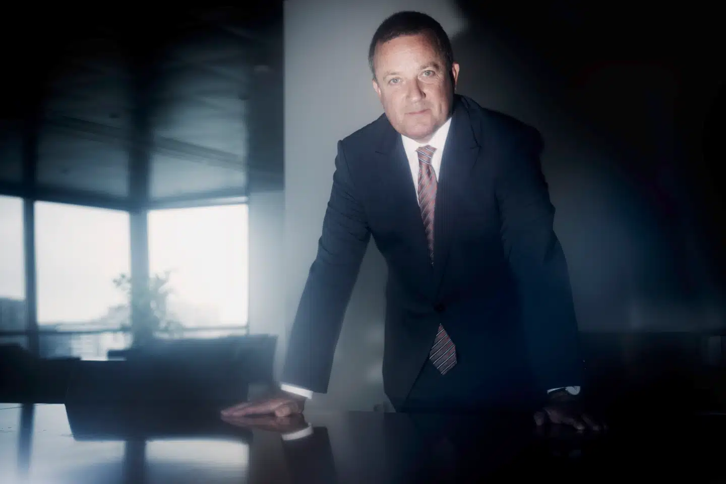 Jakob Scharf har de seneste år oplevet massiv efterspørgsel fra store danske virksomheder, der vil have hans sikkerhedsfirma Certa til at teste deres beredskab. Sammen med Peter Goll, der er direktør i kommunikationsvirksomheden Substantia, forsøger han at ramme virksomhederne med simulerede angreb.