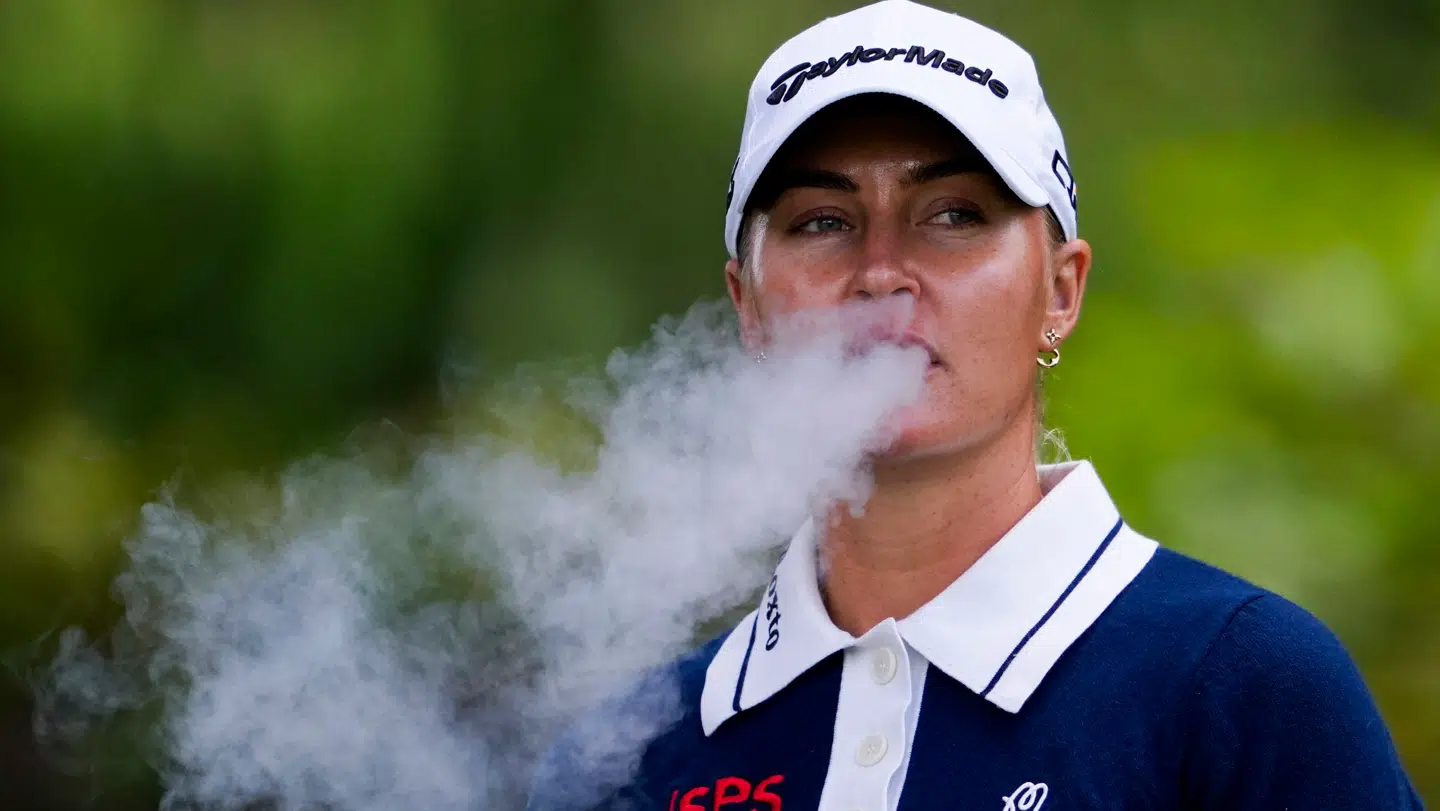 Charley Hull er blandt andet kendt for at ryge på golfbanen.