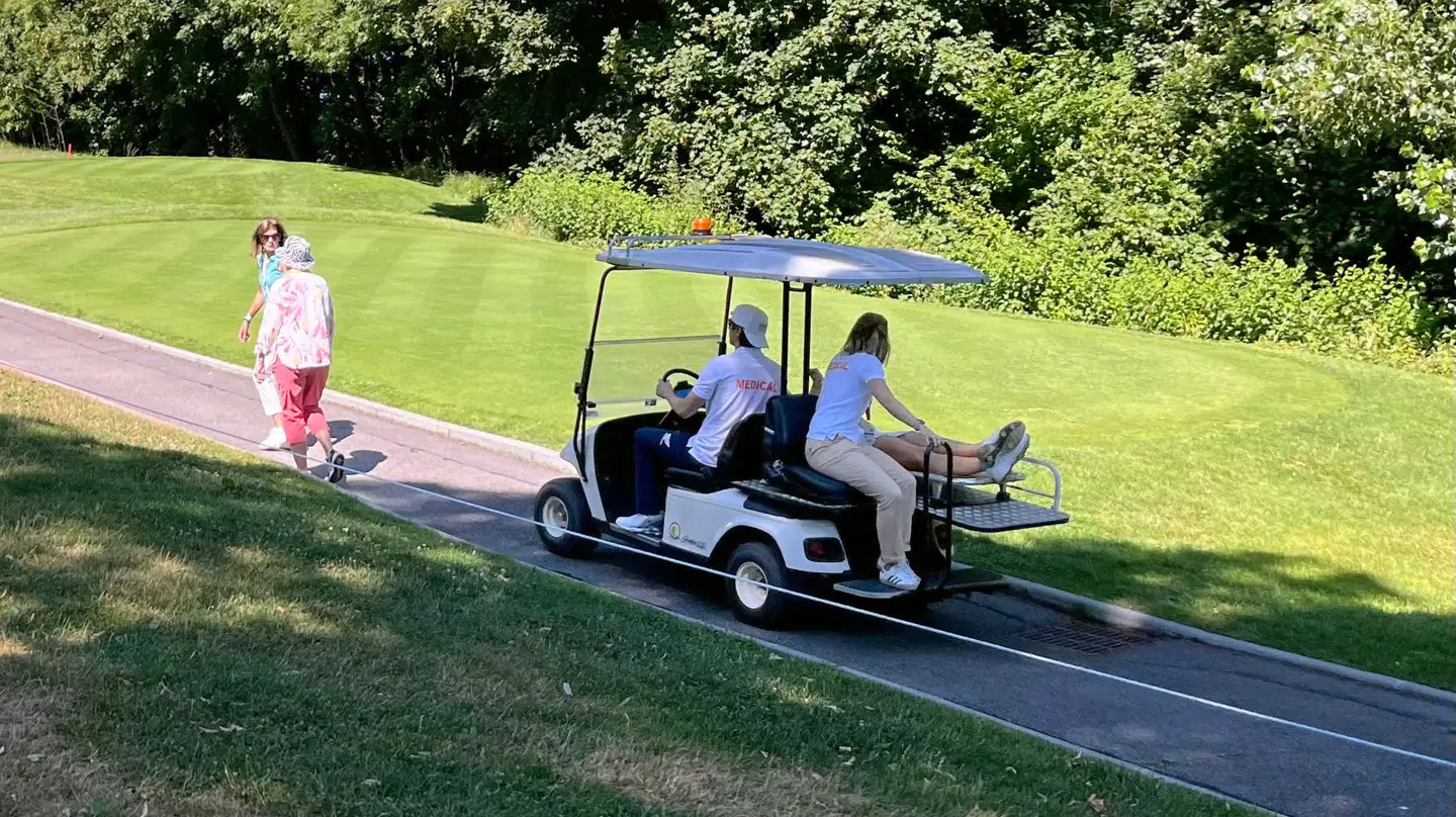 Her bliver Charley Hull kørt væk.
