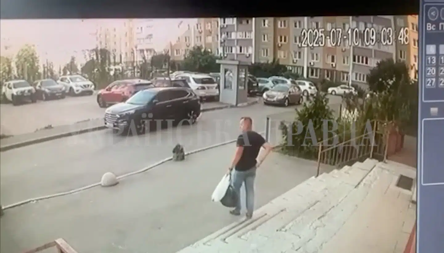 Overvågningsvideo viser en SBU-agent, øjeblikket før han blev skudt på klos hold.