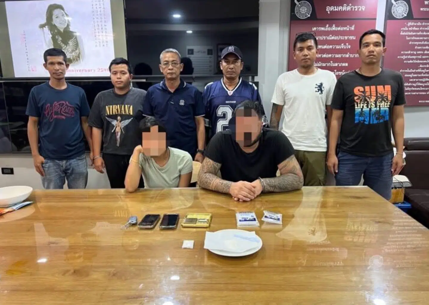 Manden og en thailandsk kvinde blev anholdt foran en 7-Eleven-butik på Ratchapatanusorn Road i Patong.