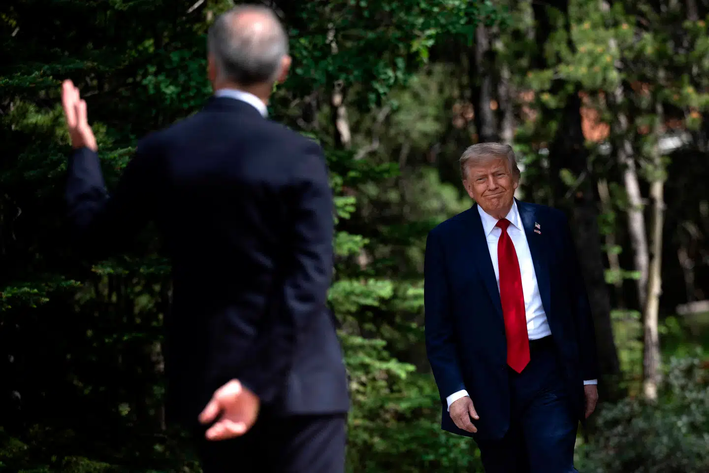 Donald Trump har også sendt et toldbrev til Canadas premierminister, Mark Carney (til venstre).