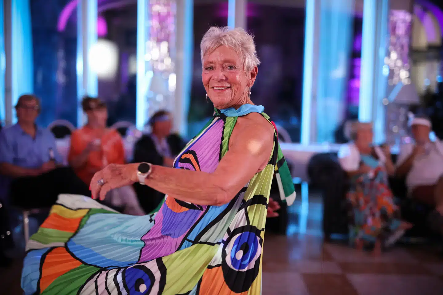 78-årige Kirsten mistede livslysten, da hendes mand begik selvmord. I dag ser hun igen sig selv som et lykkeligt menneske. »Jeg vil gerne være med til at bevise, at selvom vi har rynker og reservedele, så er der fuld gang i os,« siger hun i fjerde omgang af Hotel Romantik.