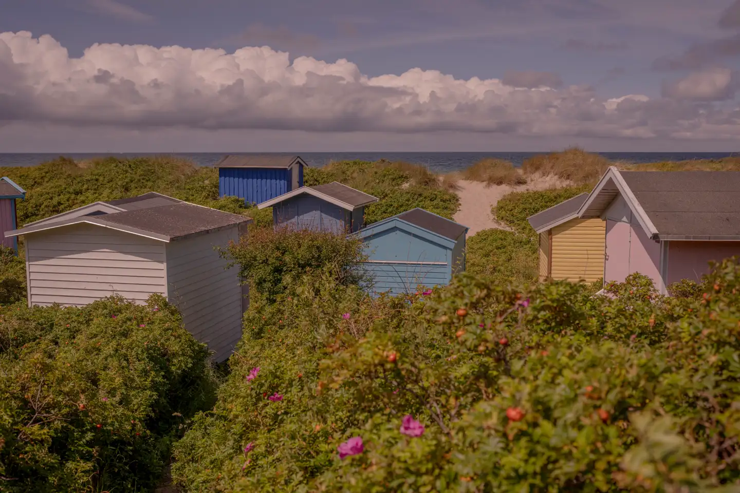 Det var Casper Christensen, der i 2013 sørgede for medieomtale og trak kendisser til byen, som også er kendt for sine kulørte badehuse.