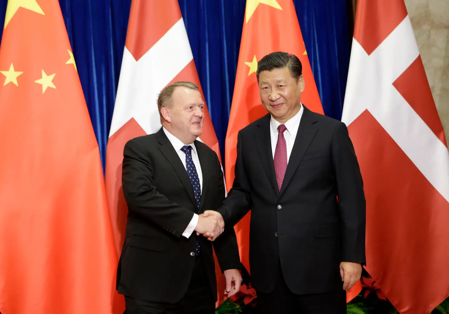 Regeringen skal stå fast på, at demokrati, menneskerettigheder og uafhængige domstole er bedre end det kinesiske system, skriver Ole P. Kristensen i denne leder. Her ses den kinesiske præsident Xi Jinping med daværende statsminister Lars Løkke Rasmussen i Beijing i 2017.