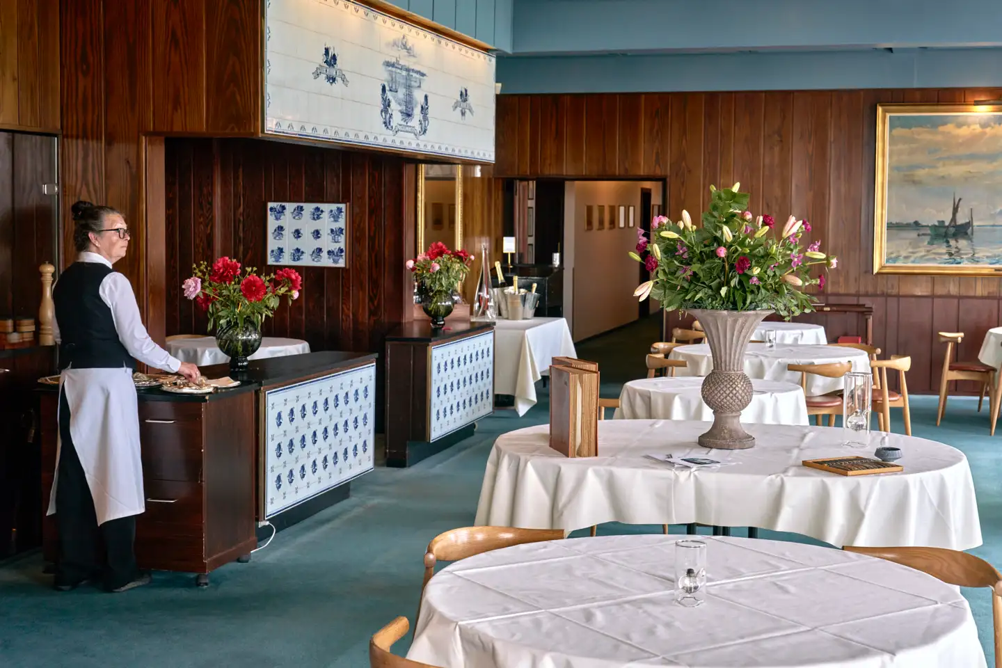 Da hotellet åbnede i 1966, har det utvivlsomt – med sit miks af dansk møbelkunst, cigarkasseæstetik og asiatisk indflydelse – været blandt landets mest tjekkede. Men her næsten 60 år senere virker det samlede indtryk noget rodet og stilforvirret.