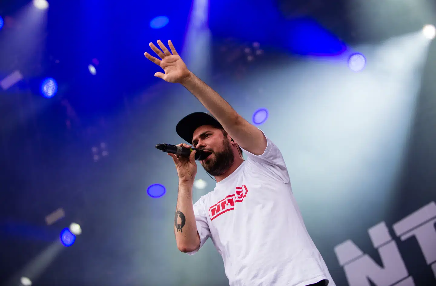 Rapperen Kolja Podkowik, der er en del af den tyske rapgruppe Antilopen Gang, har fået nok af jødehad i musikbranchen. På billedet ses Podkowik, kendt under kunstnernavnet Koljah, under en koncert i Nürnberg i 2015. Foto: Matthias Merz/AP/Ritzau Scanpix