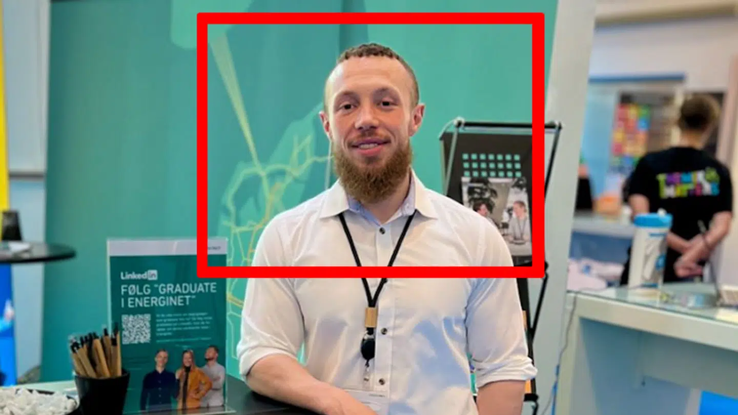 Her ses Sebastian Østerfelt på en messe, hvor han gør reklame for sin arbejdsplads, Energinet. Når han ikke er på arbejde, er han under navnet Aqeel Abu Osama et fremtrædende medlem af den islamistiske organisation Hizb ut-Tahrir