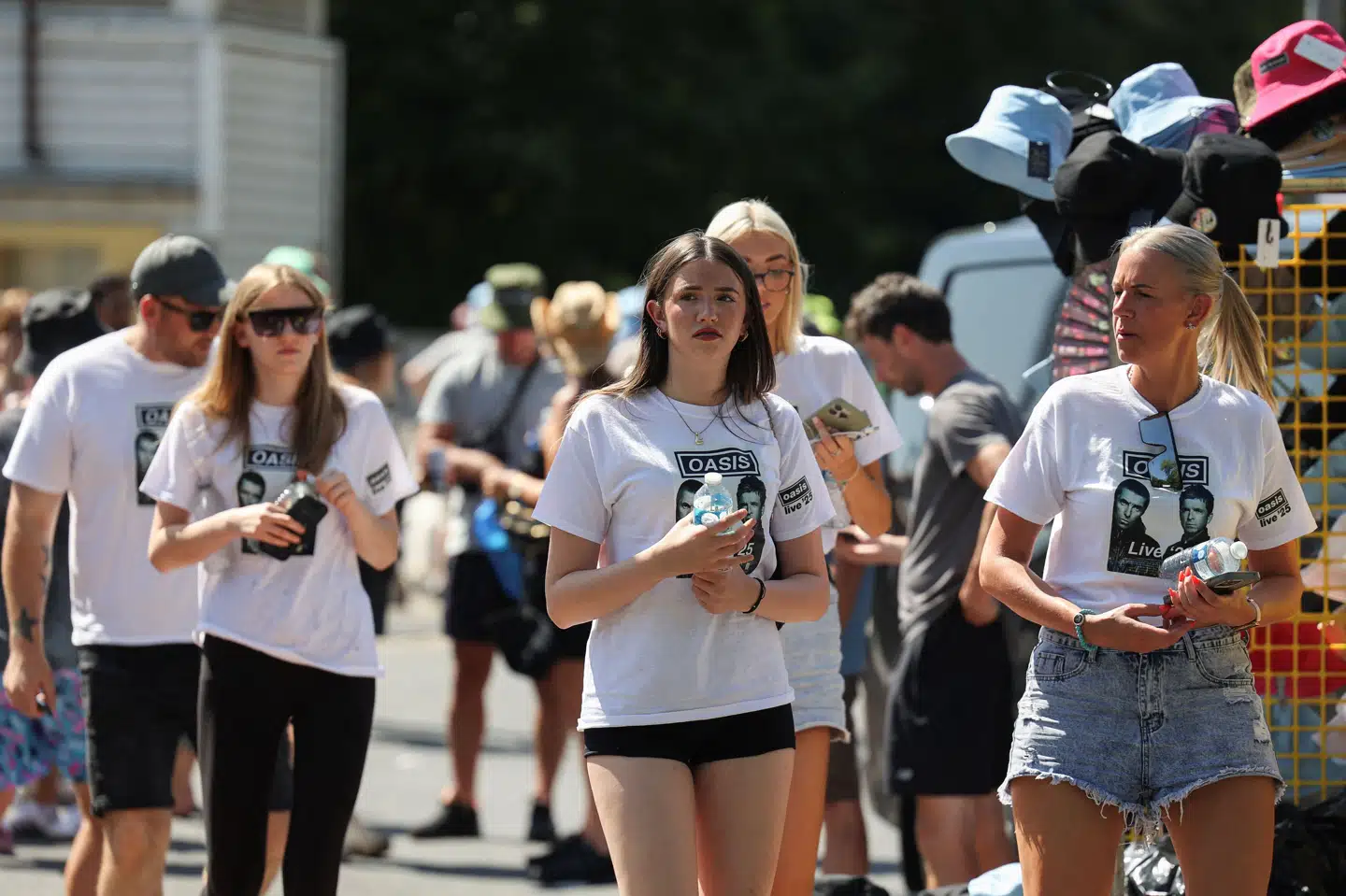 Oasis-fans er mødt op, inden bandet efter planen går på scenen fredag aften i Heaton Park i Manchester.