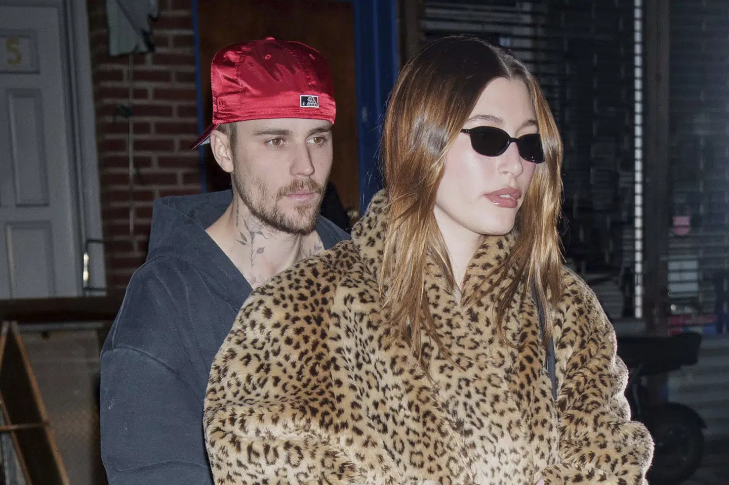 Justin Bieber og hans hustru, Hailey Rohde Bieber, er fotograferet i New York i februar i år. Justin Bieber har fredag overrasket fans med et nyt album med titlen "Swag", men anmelderne tager lunket imod det. (Arkivfoto).