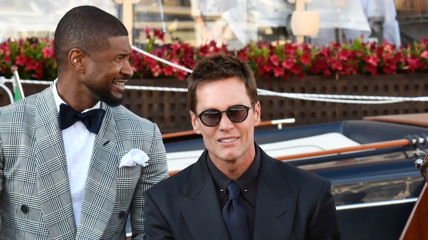 Tom Brady har gang i en begivenhedsrig sommer. Her ses han med musikeren Usher til Jeff Bezos' bryllup i slutningen af juni.