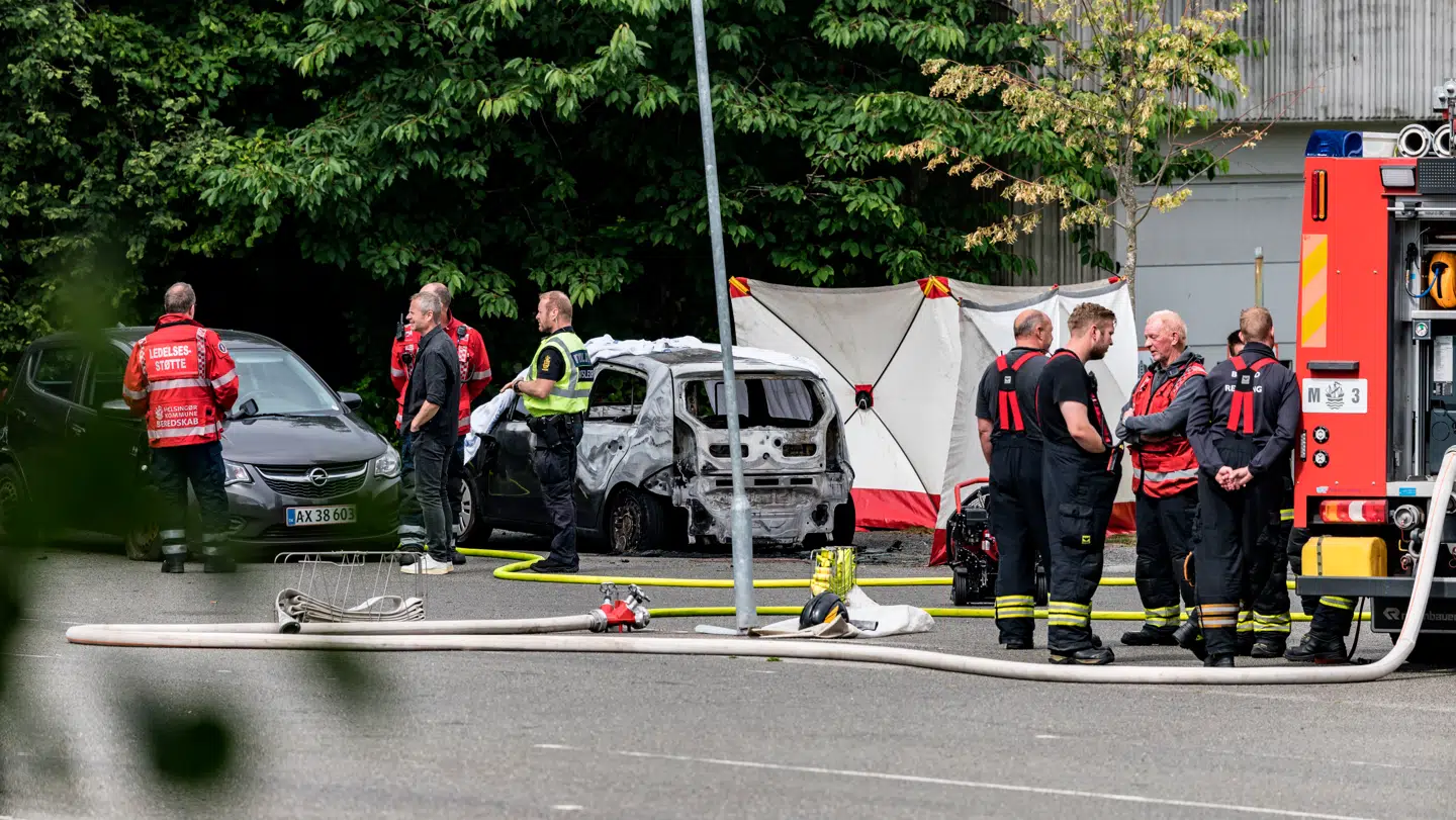 En person er afgået ved døden i en udbrændt bil på Esrumvej i Helsingør.