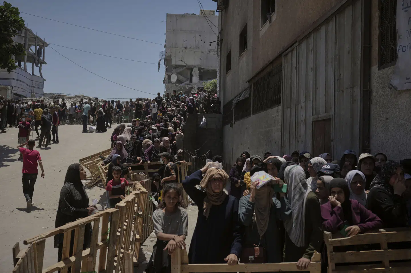 Palæstinensere stod i kø til at modtage nødhjælp i Gaza By lørdag. Ifølge sundhedsmyndigheder i Gaza blev mindst 28 palæstinensere lørdag dræbt, mens de stod i kø til nødhjælp.