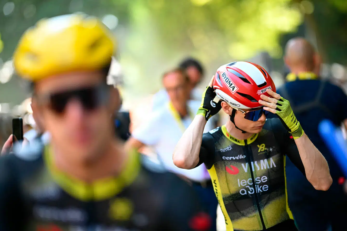 Niende etape er fald og går fra Chinon til Châteauroux – til lejligheden kaldet "Cavendish City", fordi den engelske sprinter vandt tre gange der i karrieren.