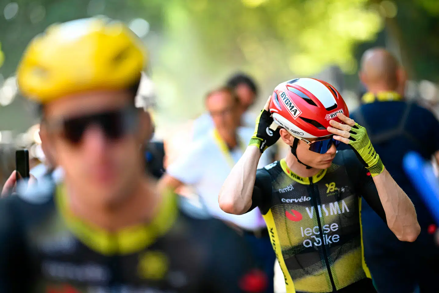 Niende etape er fald og går fra Chinon til Châteauroux – til lejligheden kaldet "Cavendish City", fordi den engelske sprinter vandt tre gange der i karrieren.