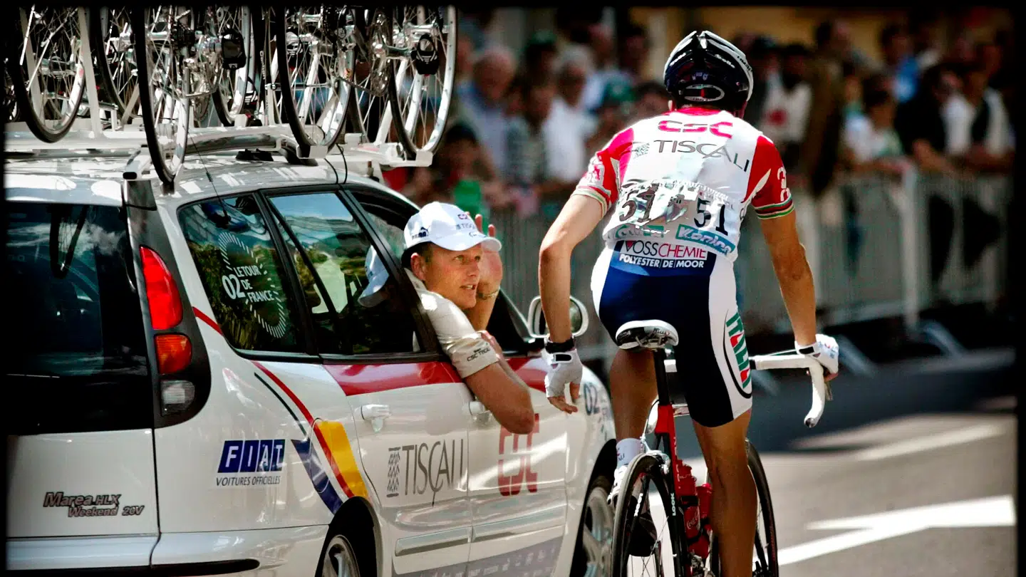 Bjarne Riis (i bilen) og Laurent Jalabert i 2002.