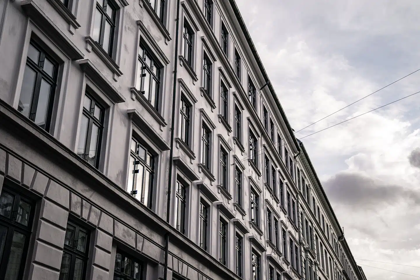 Støj i boligen kan komme i mange former - alt fra trafiklarm til toiletskyl eller naboens højlydte diskussioner. Men det kan forringe livskvaliteten, og derfor bør man ifølge en forsker fra Aalborg Universitet indføre en lydmærkeordning, som det er kendt fra energimærkeordningen. (Arkivfoto).