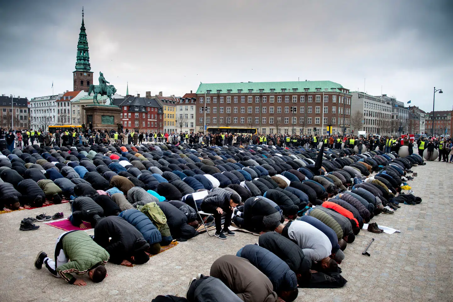 Hizb ut-Tahrir holder fredagsbøn på Christiansborg Slotsplads i København fredag den 22. marts 2019.