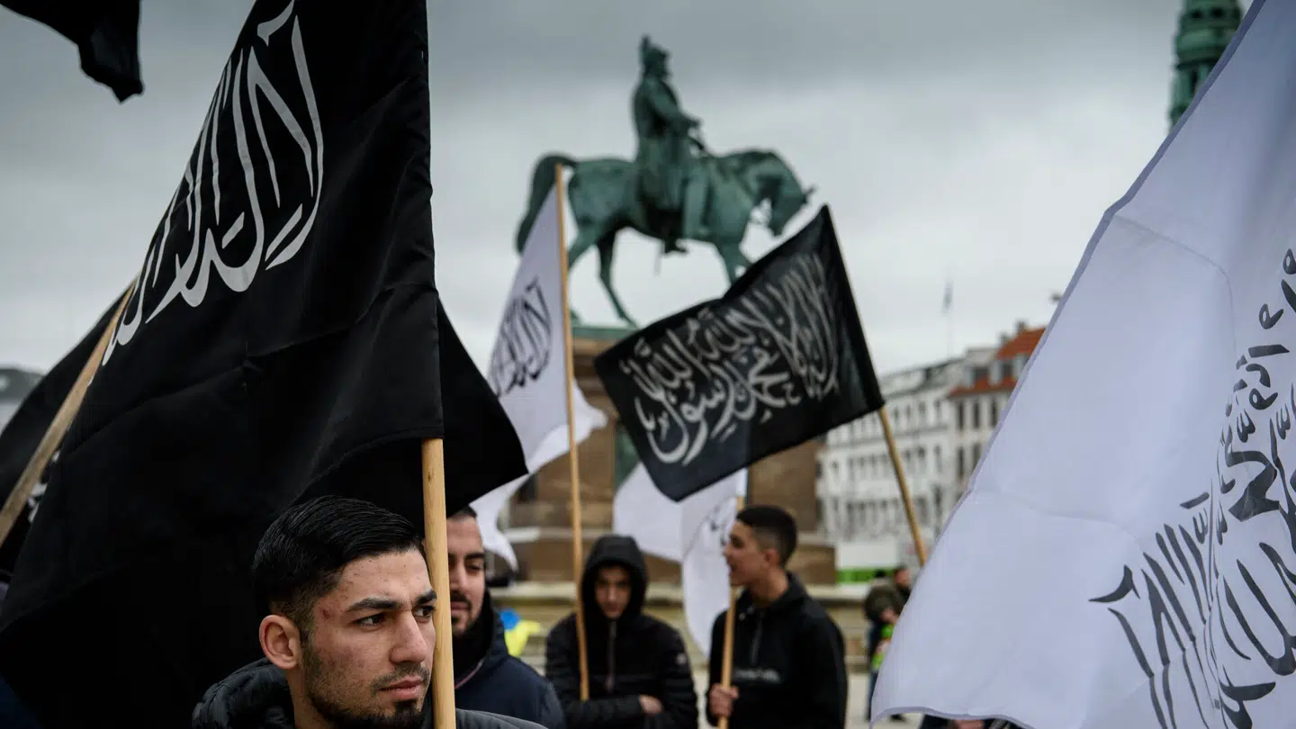 Hizb ut-Tahrir holder fredagsbøn på Christiansborg Slotsplads i København fredag den 22. marts 2019.