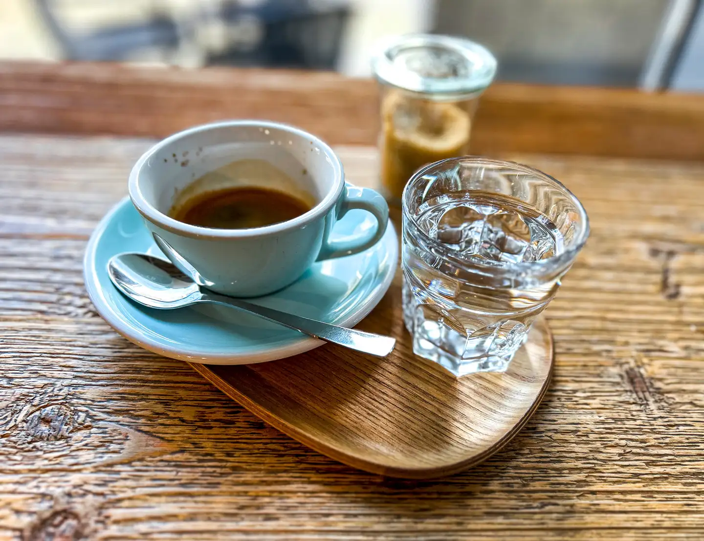 »Vi taler meget om, at vores samfund er ved at miste sammenhængskraften, og netop en af de ting, som binder os sammen som folk, er jo, at alle dele af samfundet ser hinanden og kender hinanden. Det kræver steder, vi kan mødes,« skriver Jens-Kristian Lütken.