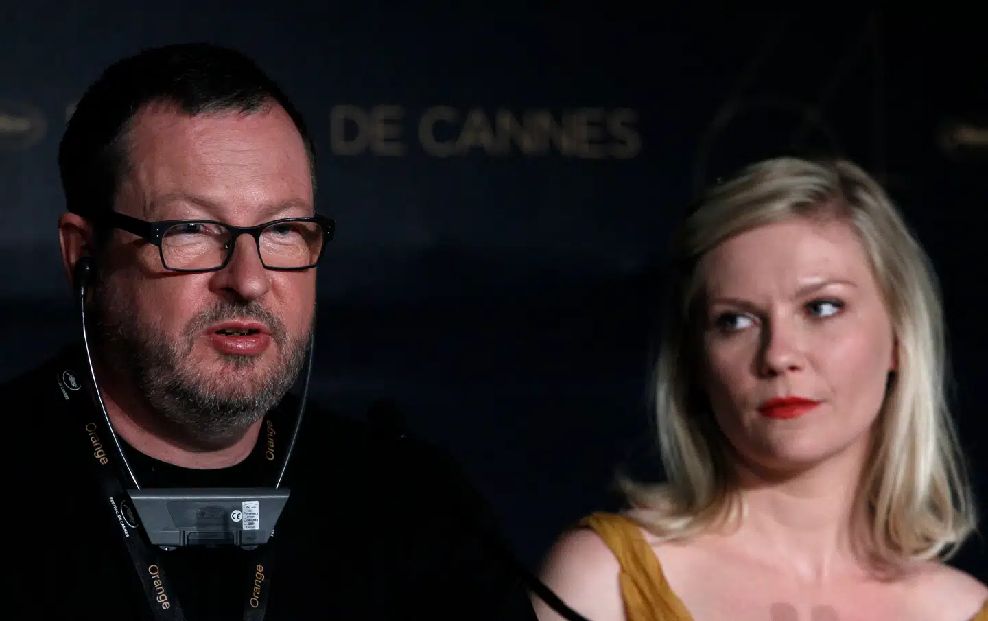 På et pressemøde på Cannes Filmfestival kom danske Lars von Trier med den klodsede bemærkning om Hitler. Til højre sidder skuespillerinden Kirsten Dunst, som spillede hovedrollen i »Melancholia«.