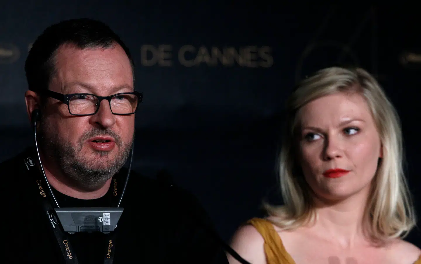 På et pressemøde på Cannes Filmfestival kom danske Lars von Trier med den klodsede bemærkning om Hitler. Til højre sidder skuespillerinden Kirsten Dunst, som spillede hovedrollen i »Melancholia«.