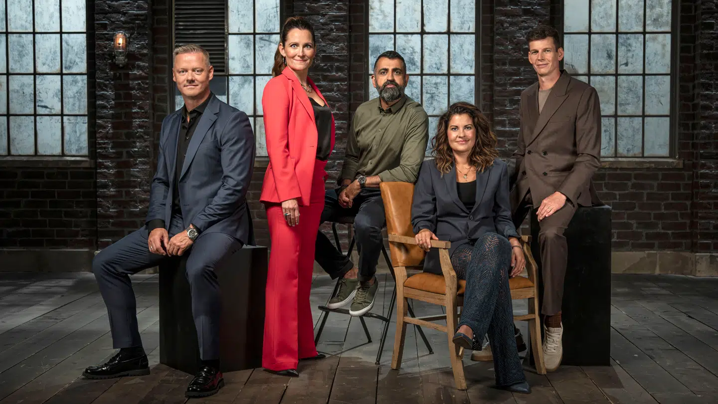 Cana Buttenschøn kunne vælge og vrage mellem løverne Morten Larsen, Louise Herping Ellegaard, Tahir Siddique, Anna Stampe og Nikolaj Nyholm, da hun deltog i premiereafsnittet i tiende sæson af 'Løvens hule'. Foto: DR / United / Per Arnesen