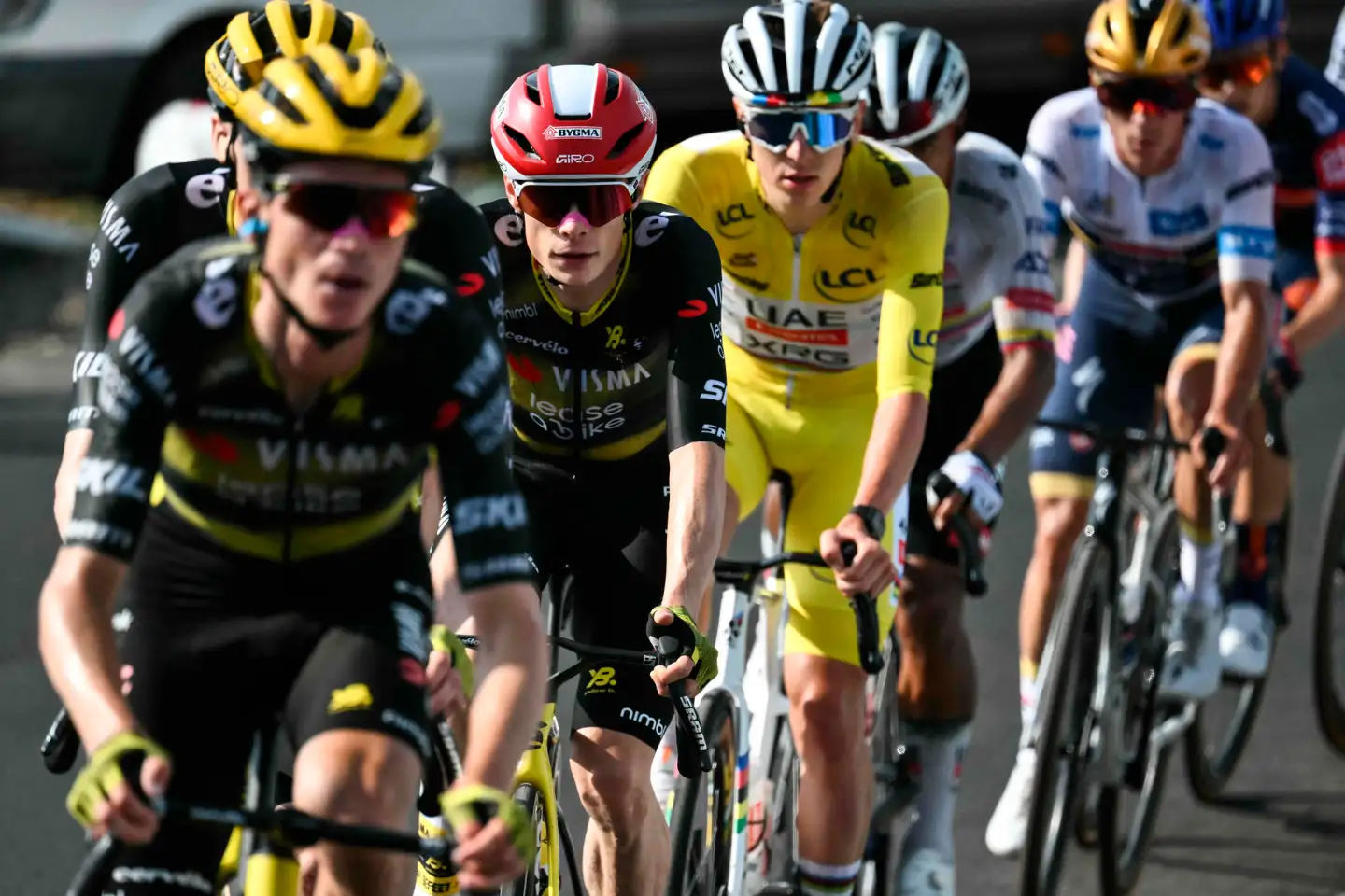 Jonas Vingegaard med sine folk i finalen.