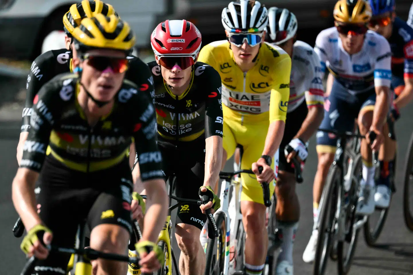 Jonas Vingegaard med sine folk i finalen.