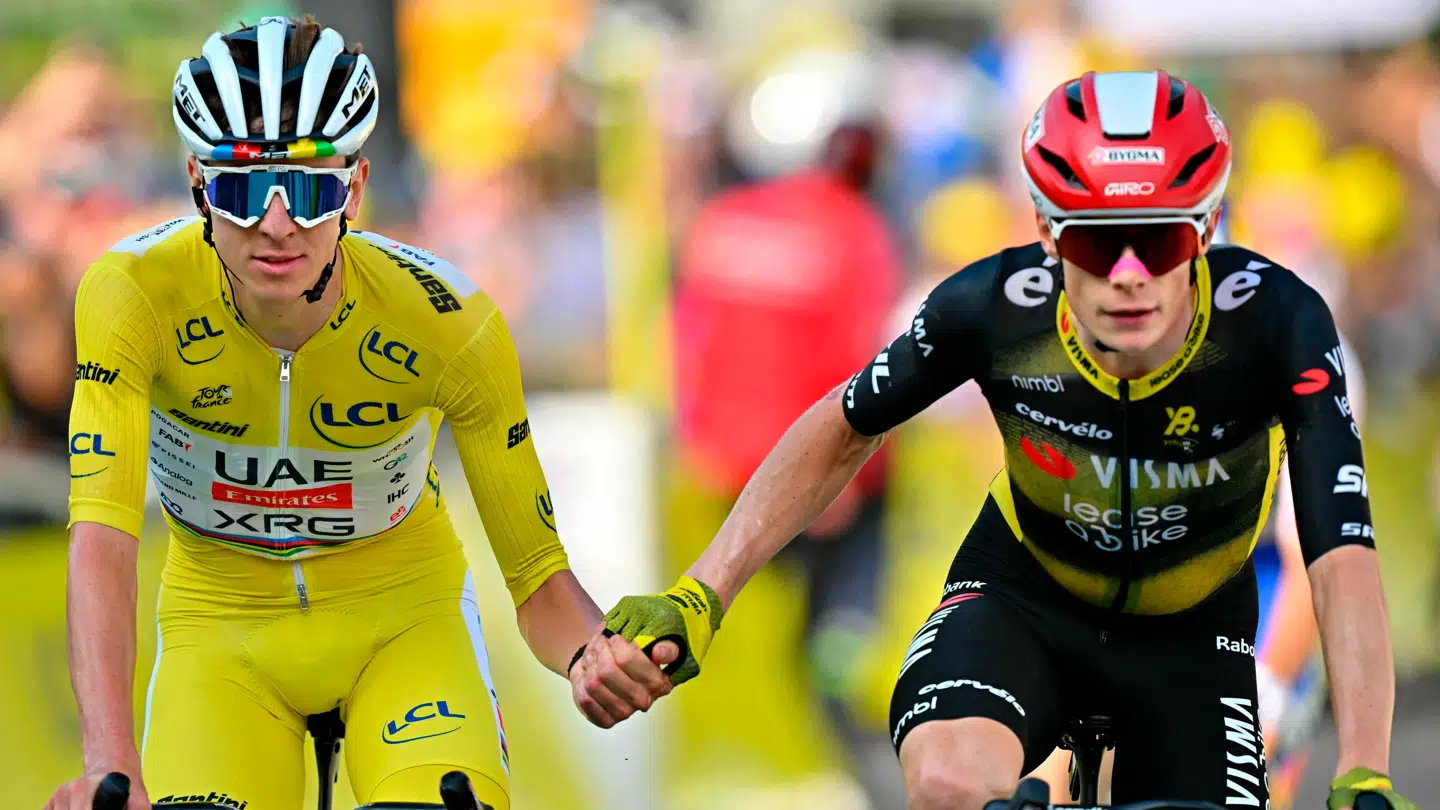 Tadej Pogacar og Jonas Vingegaard gav hinanden hånden efter at være kørt i mål.