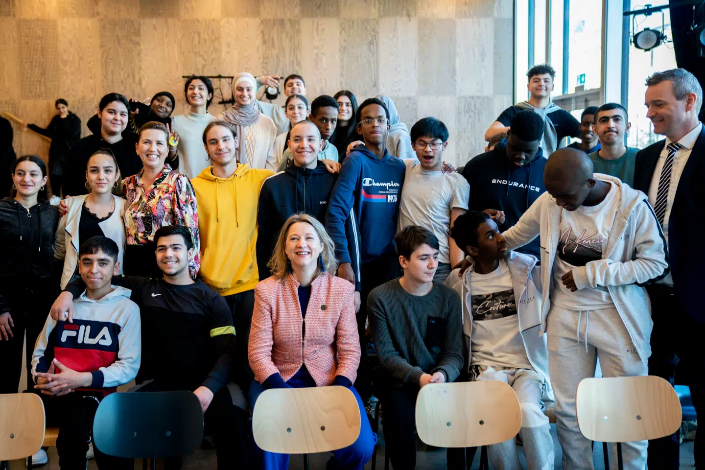 Statsminister Mette Frederiksen, børne- og ungeborgmester Jakob Næsager samt overborgmester Sophie Hæstorp Andersen besøger Tingbjerg Skole hvor de taler med elever i 9. klasse, torsdag den 2. marts 2023.
