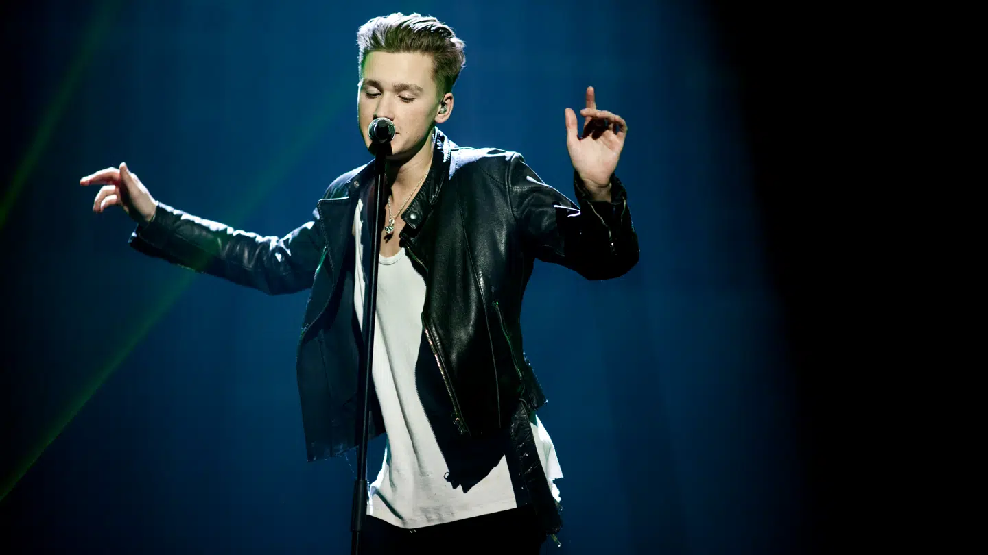 Sådan så det ud, da kunstneren Dusin indtog Melodi Grand Prix-scenen i 2012 med sangen 'Take Our Hearts'. Fredag i sidste uge var det dog scenen på Vig Festival, som sangeren var at finde på.