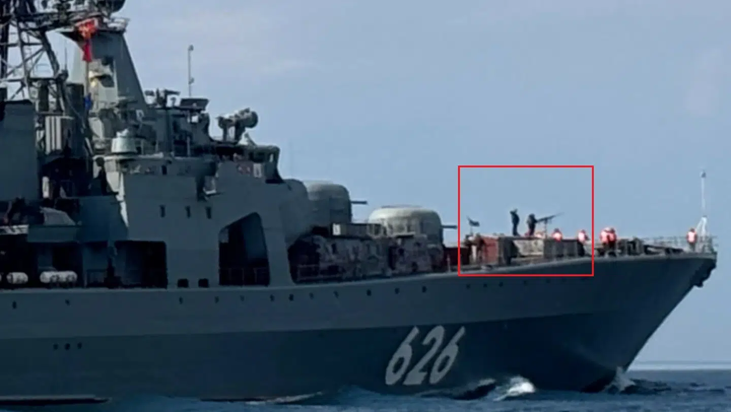Billedet af det russiske krigsskib viser også en person bemande et våben.