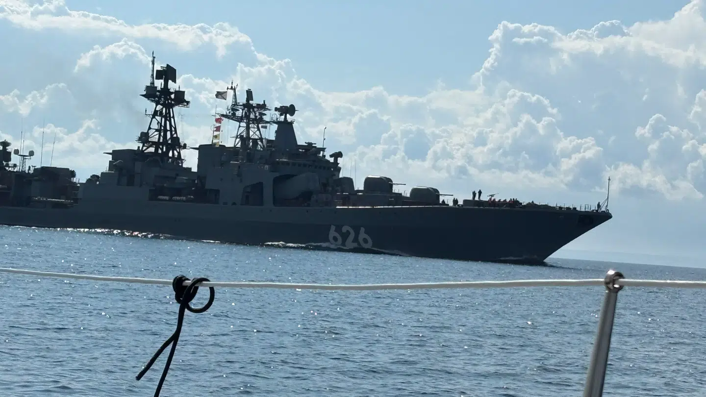 »Det virkede lidt mere truende end venligt,« siger Christian Andersen om det russiske såkaldte 'destroyer'-skib, et 164 meter langt fartøj med navnet 'Vice-Admiral Kulakov'.