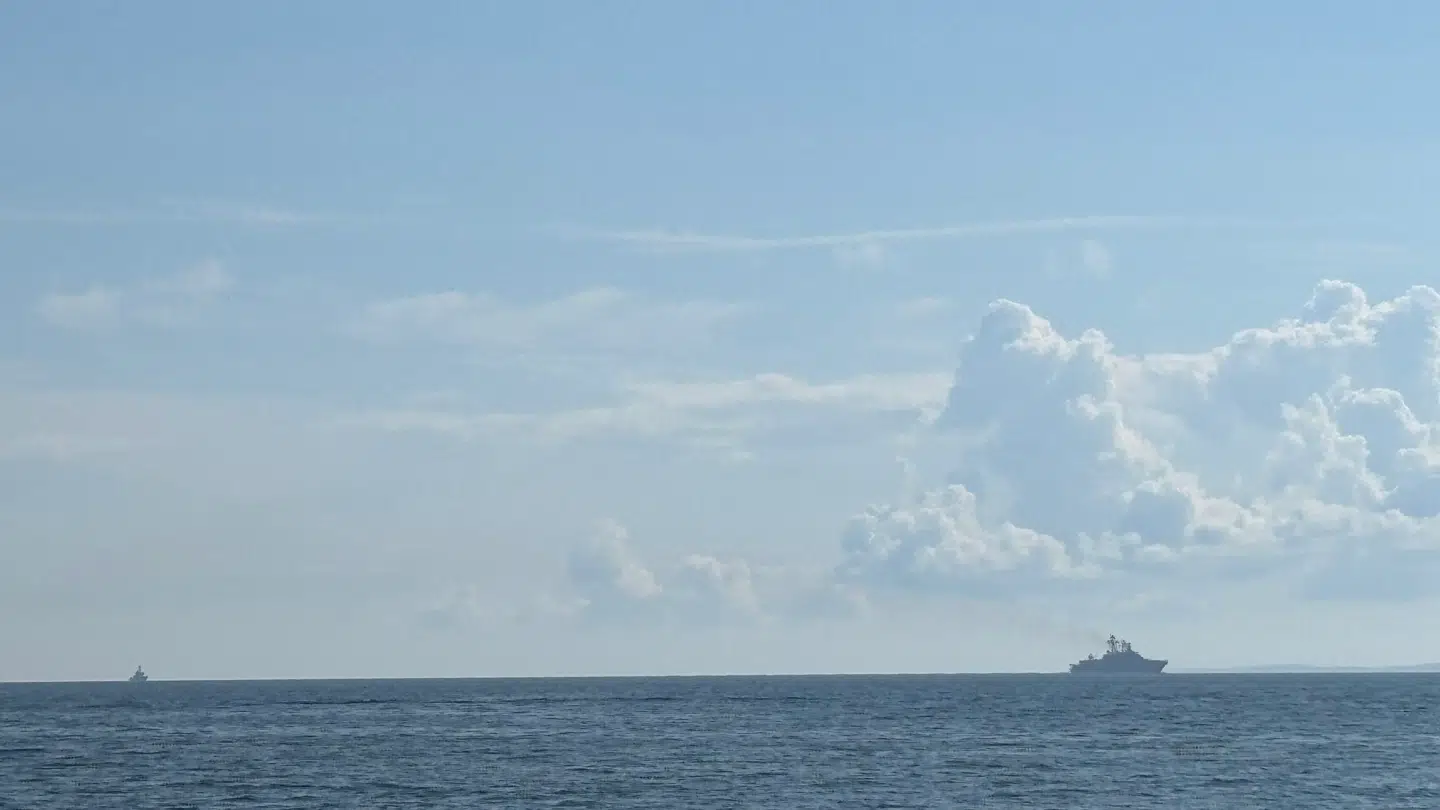 Det russiske krigsskib blev fulgt af det danske patruljefartøj P525 Rota.