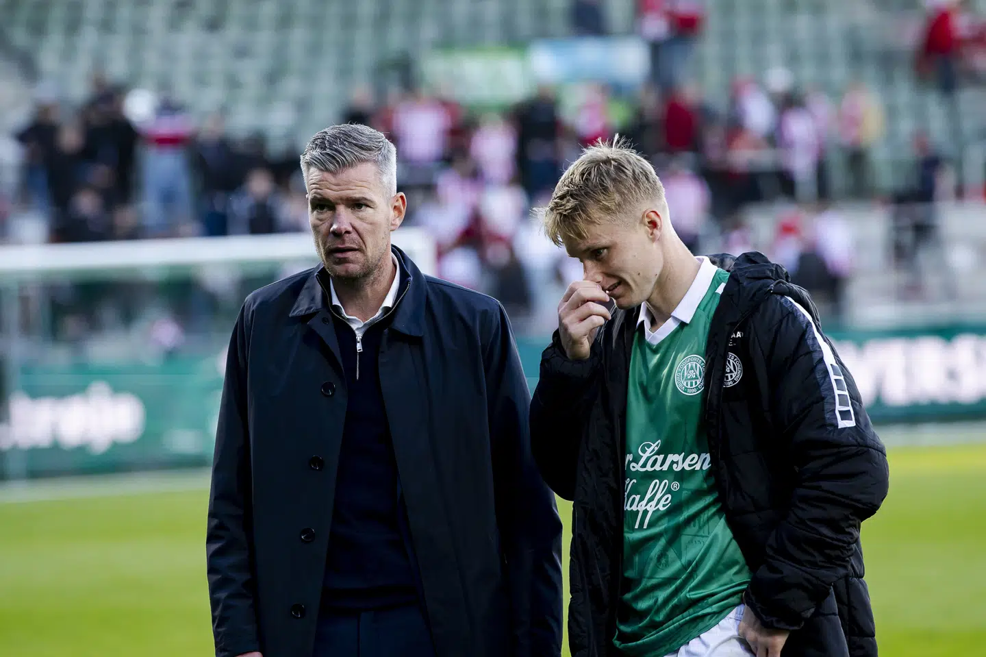 Sportschef Mads Agesen (til venstre) leder efter en cheftræner. Muligvis er han også ved at sælge Isak Jensen (til højre).