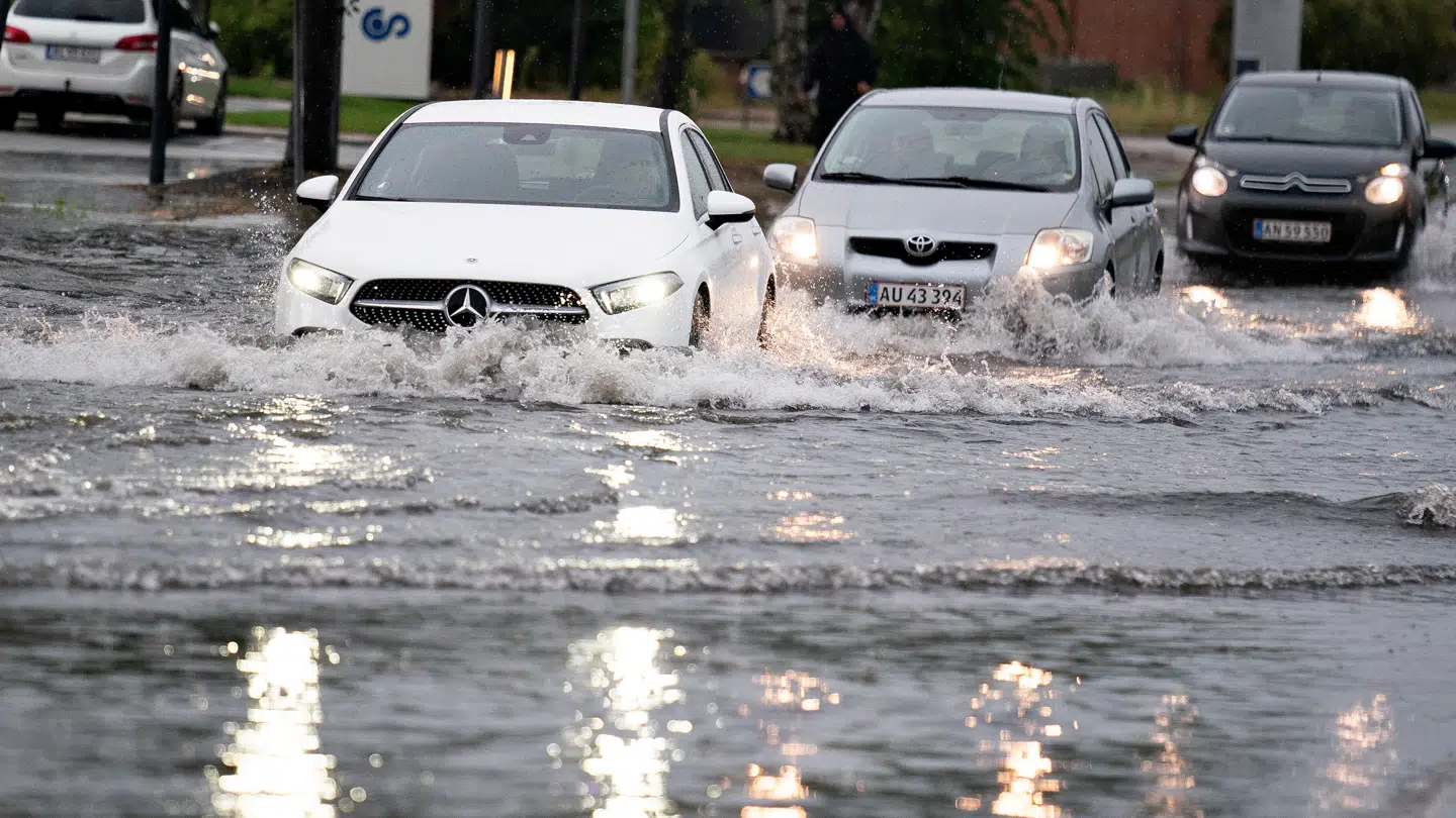 DMI har udsendt varsel om skybrud flere steder i Danmark.