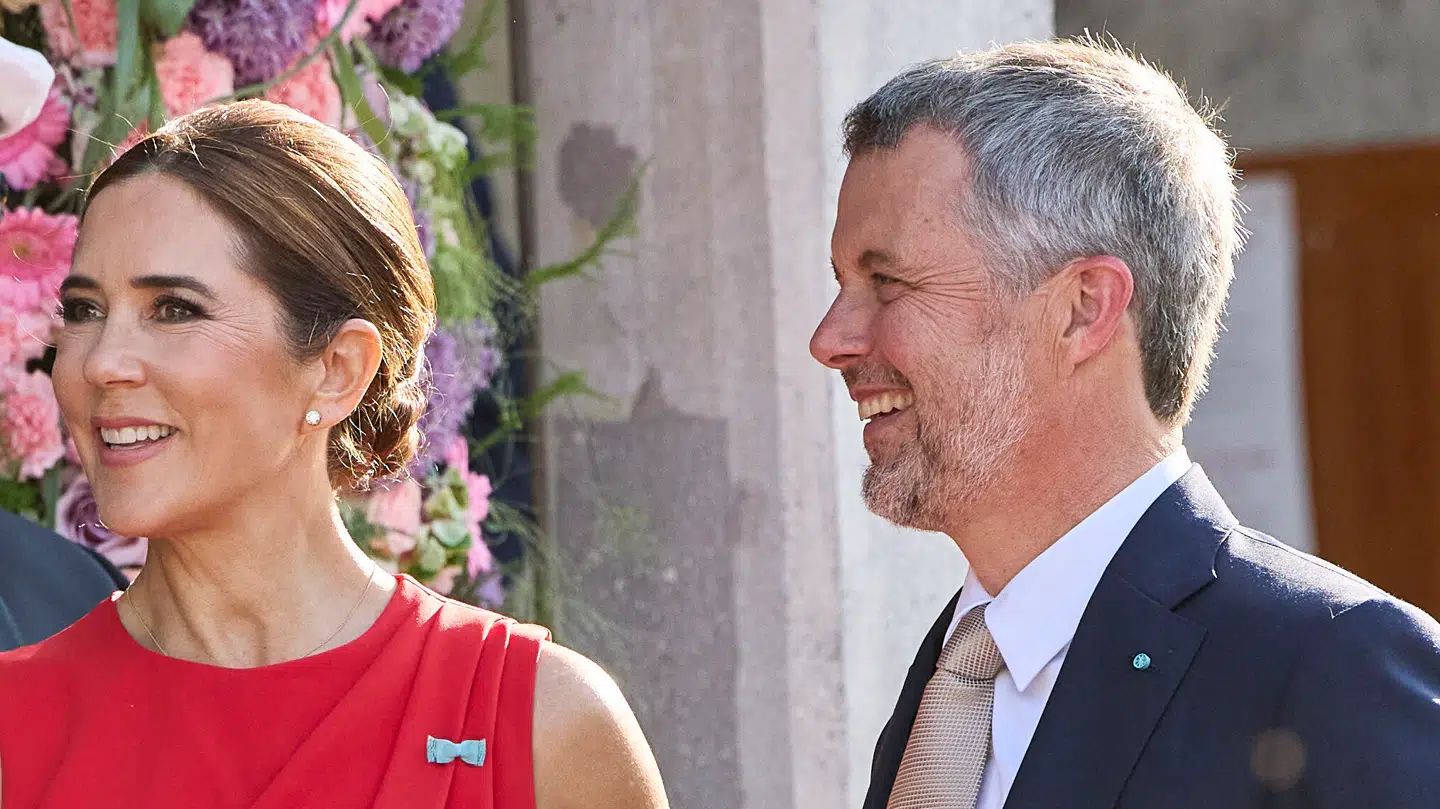 Dronning Mary og kong Frederik forlænger deres ferie – for anden gang. Her ses Kongeparret på Dronningens sidste tjans inden ferien: EU-formandskabets åbningsceremoni på Rådhuset i Aarhus, torsdag den 3. juli 2025.