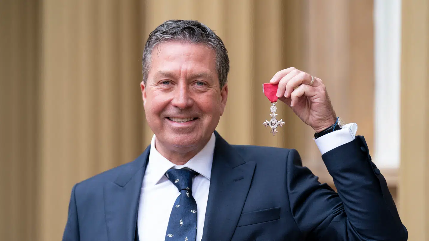 (Arkiv) En glad John Torode, der poserer i 2023 med sin medalje efter at være blevet udnævnt til Member of the Order of the British Empire (MBE) for sin indsats inden for mad og velgørenhed.