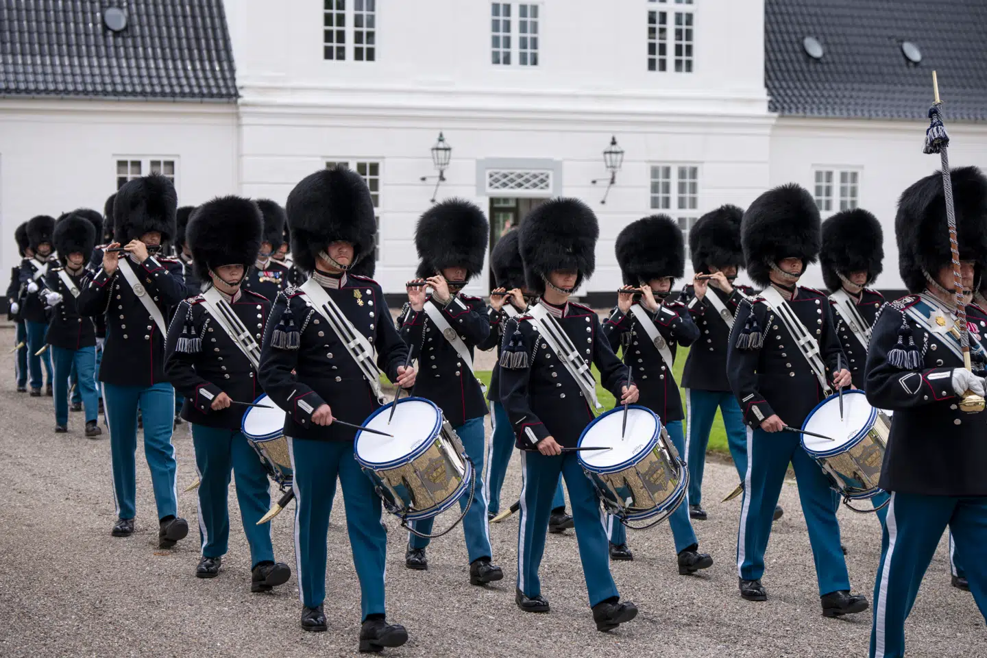 Her ses Livgardens vagtskifte i slotsgården på Gråsten Slot sidste år.