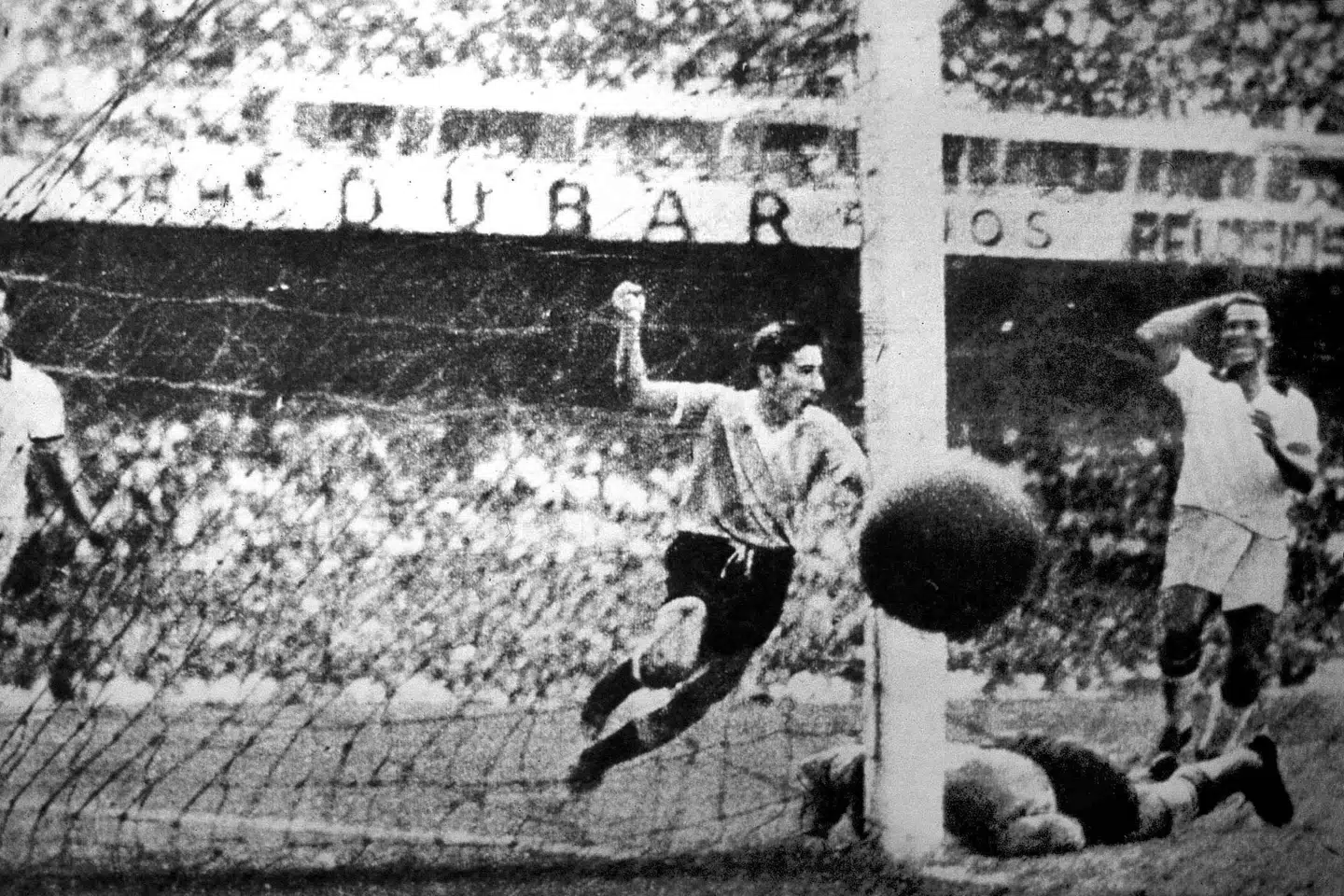 Alcides Ghiggia sendte chokbølger gennem Brasilien med sit mål til 2-1. Scoringen sikrede Uruguay landets andet VM-trofæ og udløste brasiliansk landesorg.