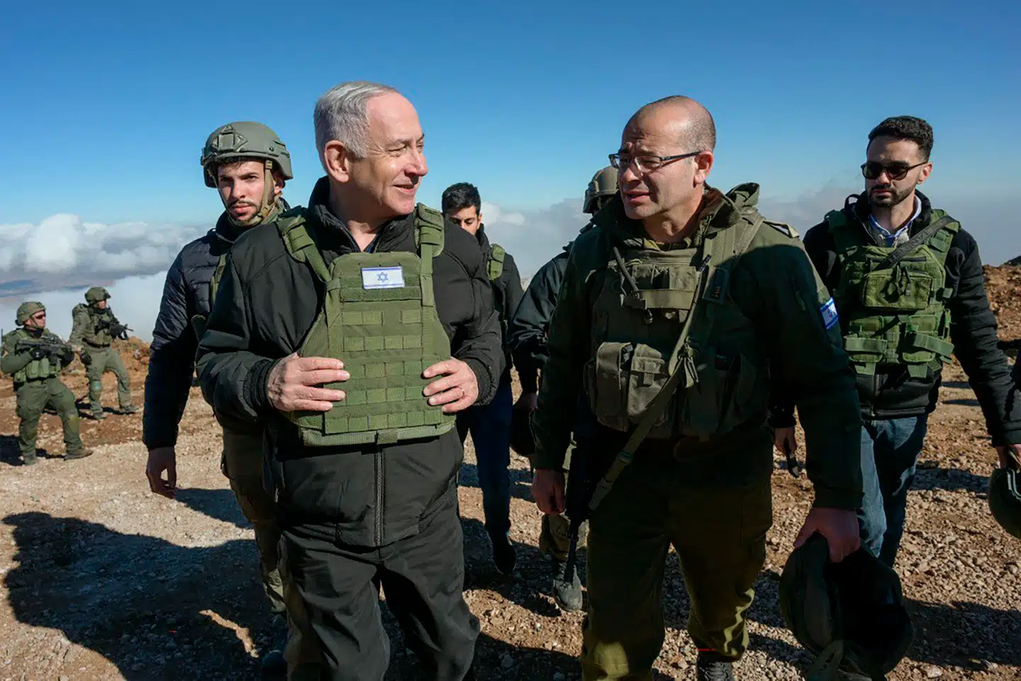 Israels premierminister, Benjamin Netanyahu, (til venstre), blandt medlemmer af den israelske hær på Hermon-bjerget i de annekterede Golan-højder, 17. december 2024.