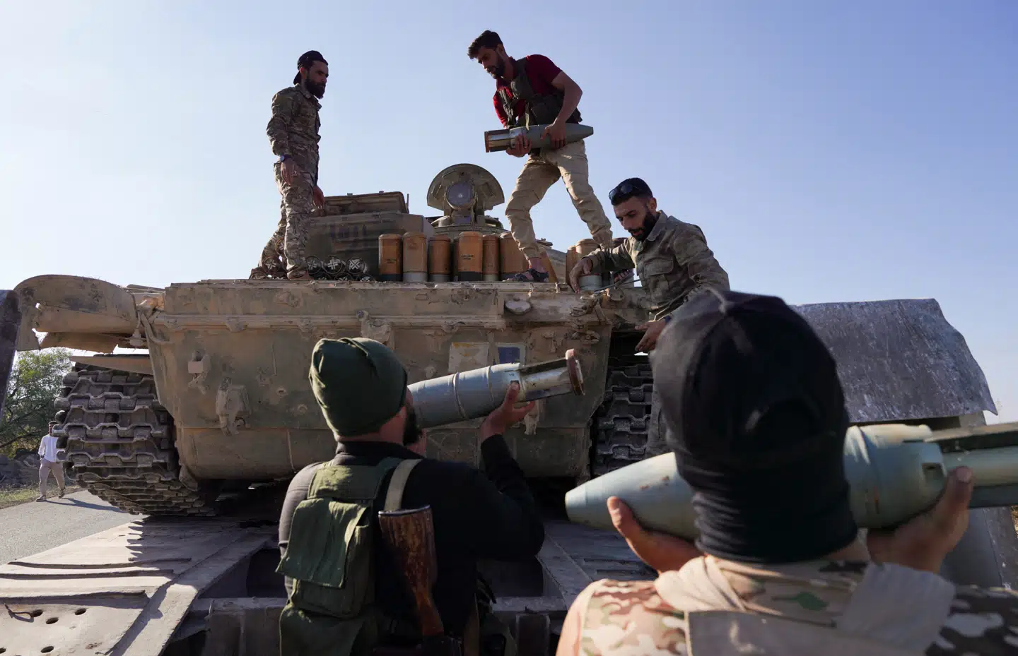 Talrige videoer på de sociale medier viser, hvordan iltre kampe med åben ild er brudt ud i det sydlige Syrien.