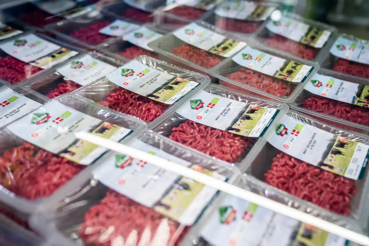 Det er blevet dyrt at købe oksekød. Priserne er nemlig banket i vejret – og det er der et par særlige forklaringer på. Hos supermarkedskæderne sender man bolden videre til leverandørerne.