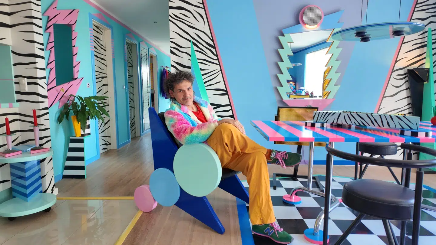 Jakob Mizrahi er 53 år gammel, bor i Frederikssund i et 103 kvm stort parcelhus og arbejder til daglig som selvstændig designer.