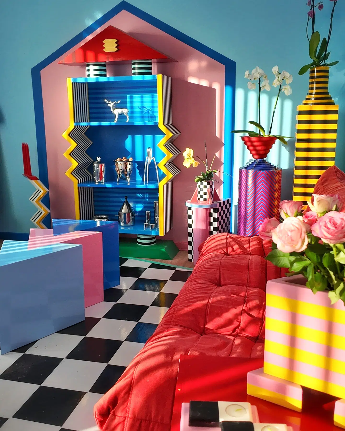 Jakob har selv bygget mange af de møbler, som hjemmet er indrettet med. Og oftest er der ikke langt fra visualisering og skitse, til at han drøner ud til værkstedet og bygger det.