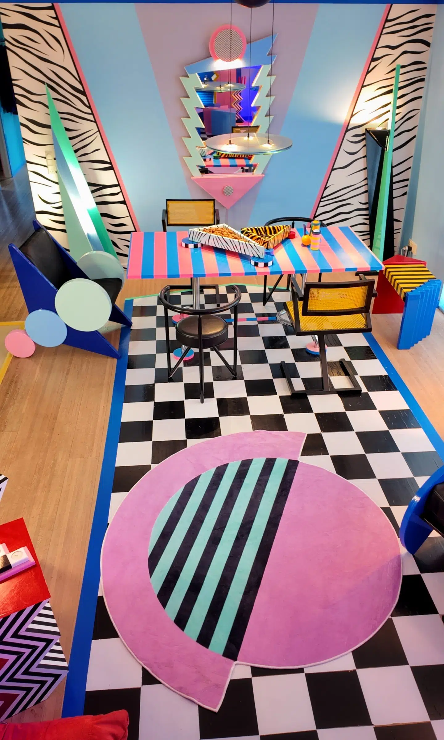 De eneste overflader i hjemmet, der er malet, er væggene – resten er blevet dækket med vinyl i forskellige mønstre og farver.