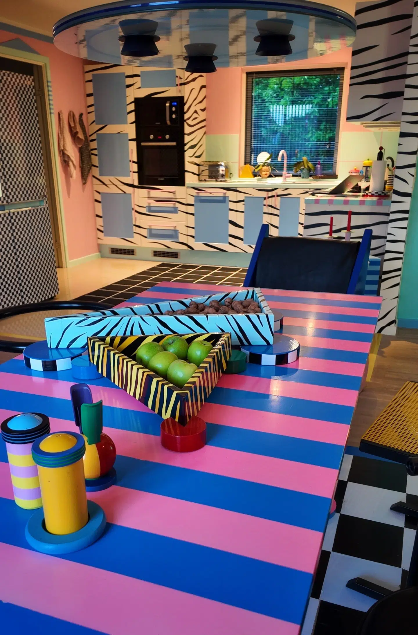 Særligt zebra-print i forskellige farver har Jakobs brugt på mange overflader.