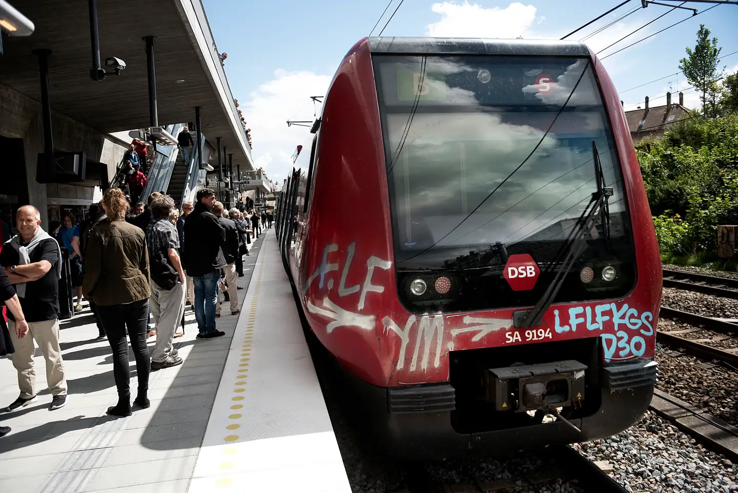 »Det kan ikke passe, at DSB vælger at spekulere i stationsnære matrikler i stedet for at bruge dem til det, det hele drejer sig om: Nemlig at vores borgere kan tage toget på arbejde,« skriver Morten Slotved (K), der er borgmester i Hørsholm Kommune, og Tomas Dyrbye (K), der er næstformand i Byudviklingsudvalget i Hørsholm Kommune.